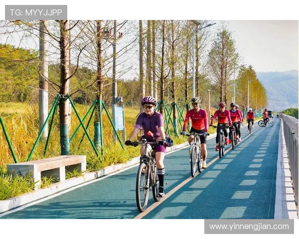 茹萨一家畅游上海生活融入中国享受骑行休闲时光